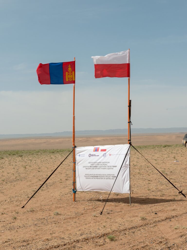 flaga Mongolii i Polski przy banerze projektu